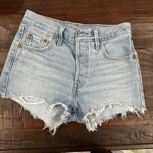 Levi’s Daisy’s Dukes cut 501 -25W light denim